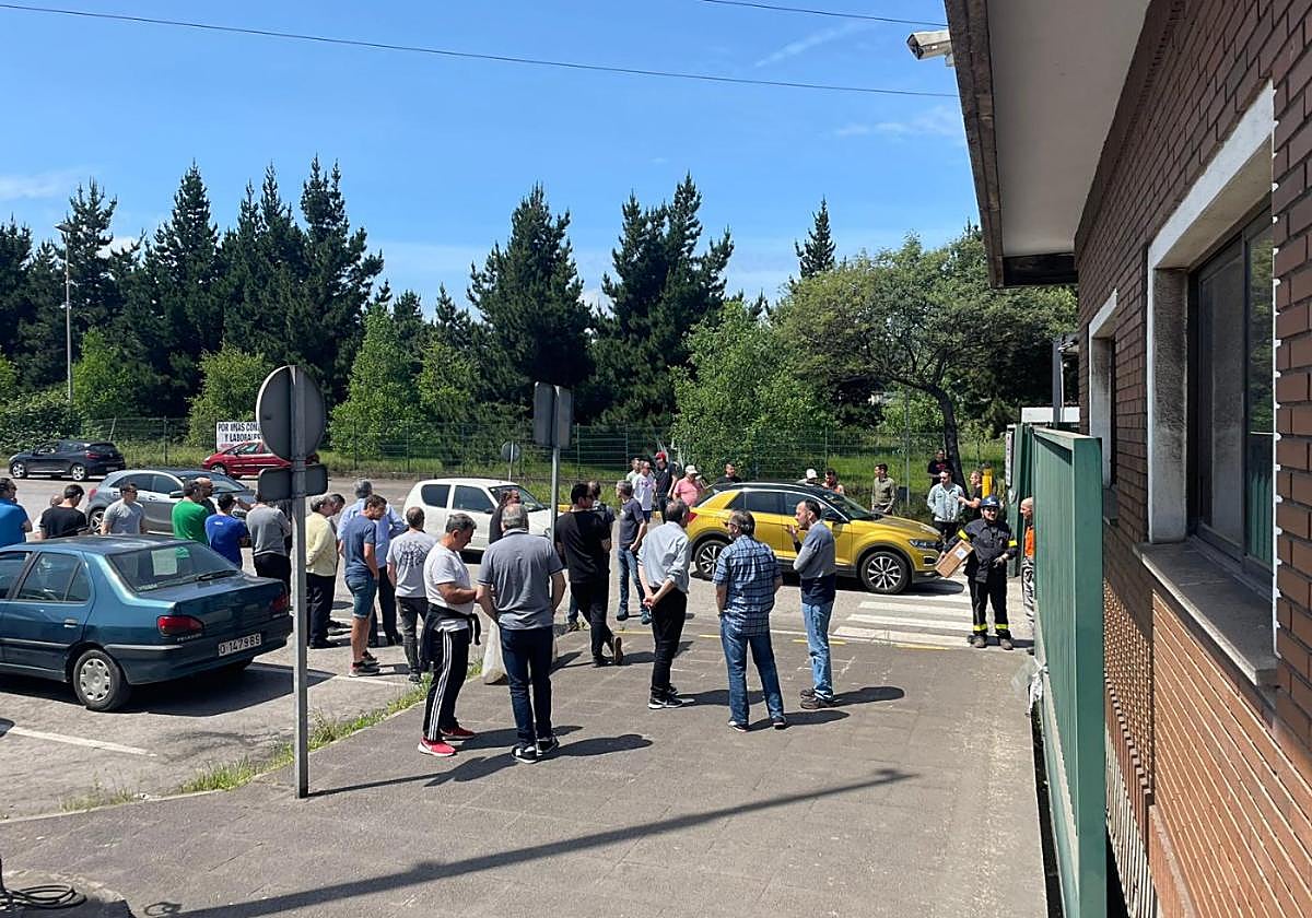 Una de las concentraciones que se celebraron ayer en las porterías de Arcelor.