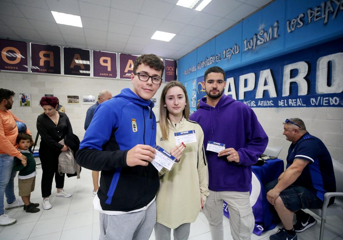 Rodrigo García, Marta Suárez y Diego Terán fueron los primeros en retirar las entradas para el derbi.