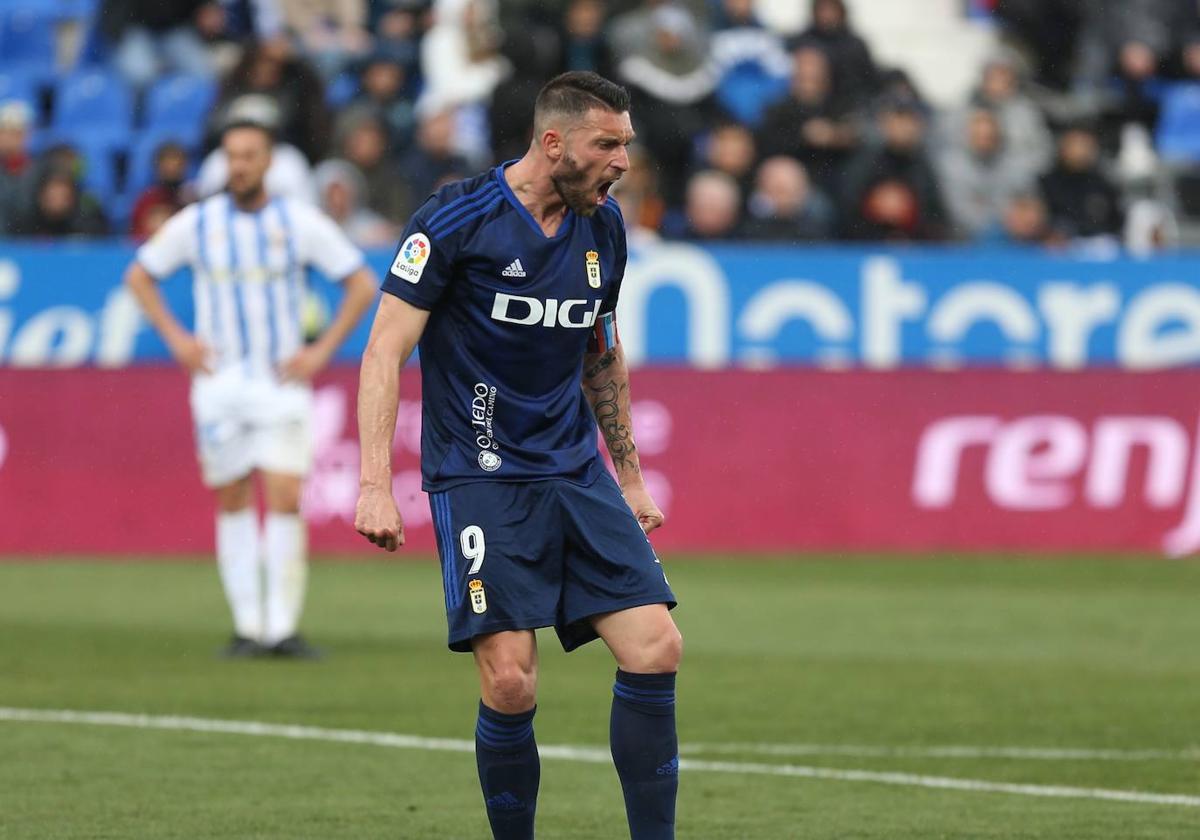 Borja Bastón en una jugada del partido de Liga de Segunda División entre el Leganés y el Real Oviedo.