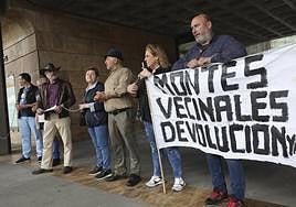 Integrantes de Asturias Ganadera, encadenados junto ante la Consejería de Medio Rural, junto a la presidenta de la asociación vecinal de Buspaulín, cuarta por la izquierda.