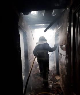 Imagen secundaria 2 - Los bomberos sofocan un incendio en una casa de El Coto, en Siero