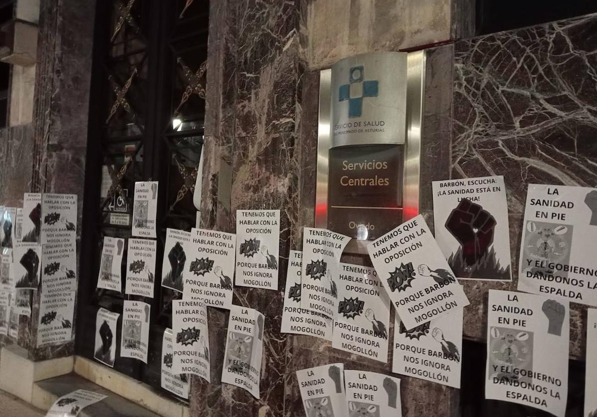 Carteles de protesta por la situación de la sanidad pública en Asturias en la Consejería de Salud.