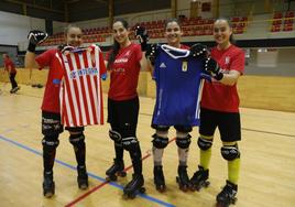 Sara Roces y Nuria Almeida sostienen la camiseta del Sporting, mientras que Rebeca González y Judith Cobián sujetan la del Oviedo.