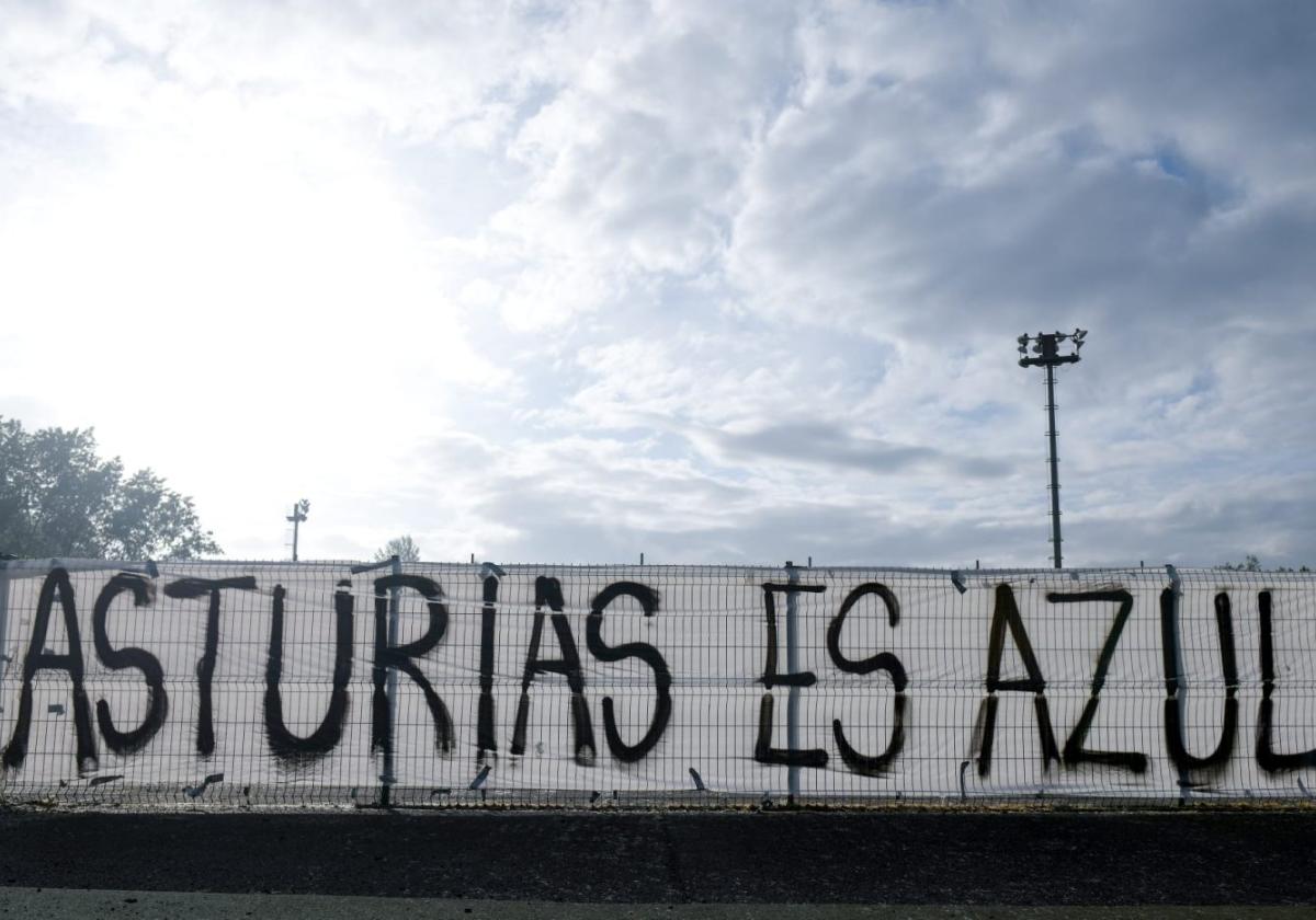 El Requexón amaneció con una pancarta de apoyo al conjunto oviedista.