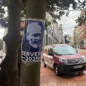 El Oviedo adelanta la pegada de carteles y empapela la ciudad con la cara de Cervera