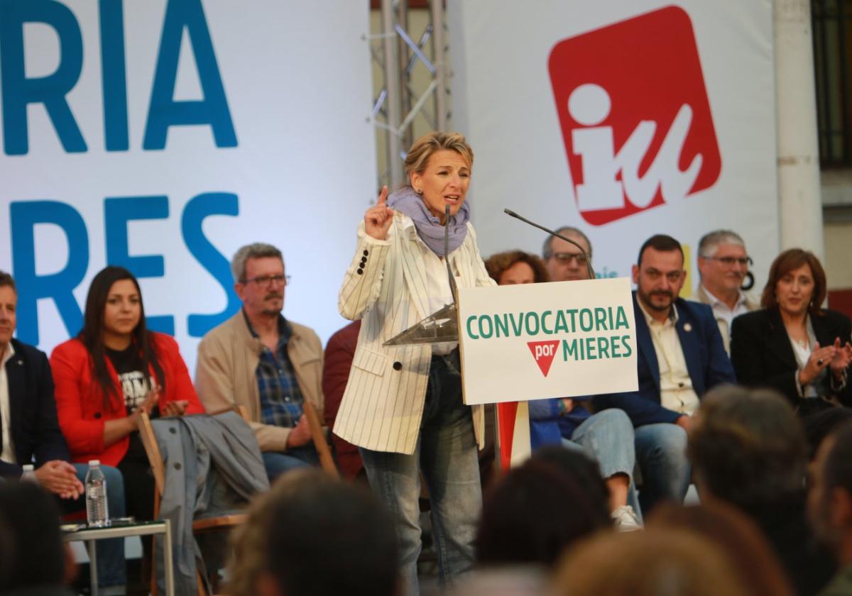 La vicepresidenta del Gobierno Yolanda Díaz se dirige al público. Tras ella, los miembros de la candidatura de Convocatoria por Mieres.