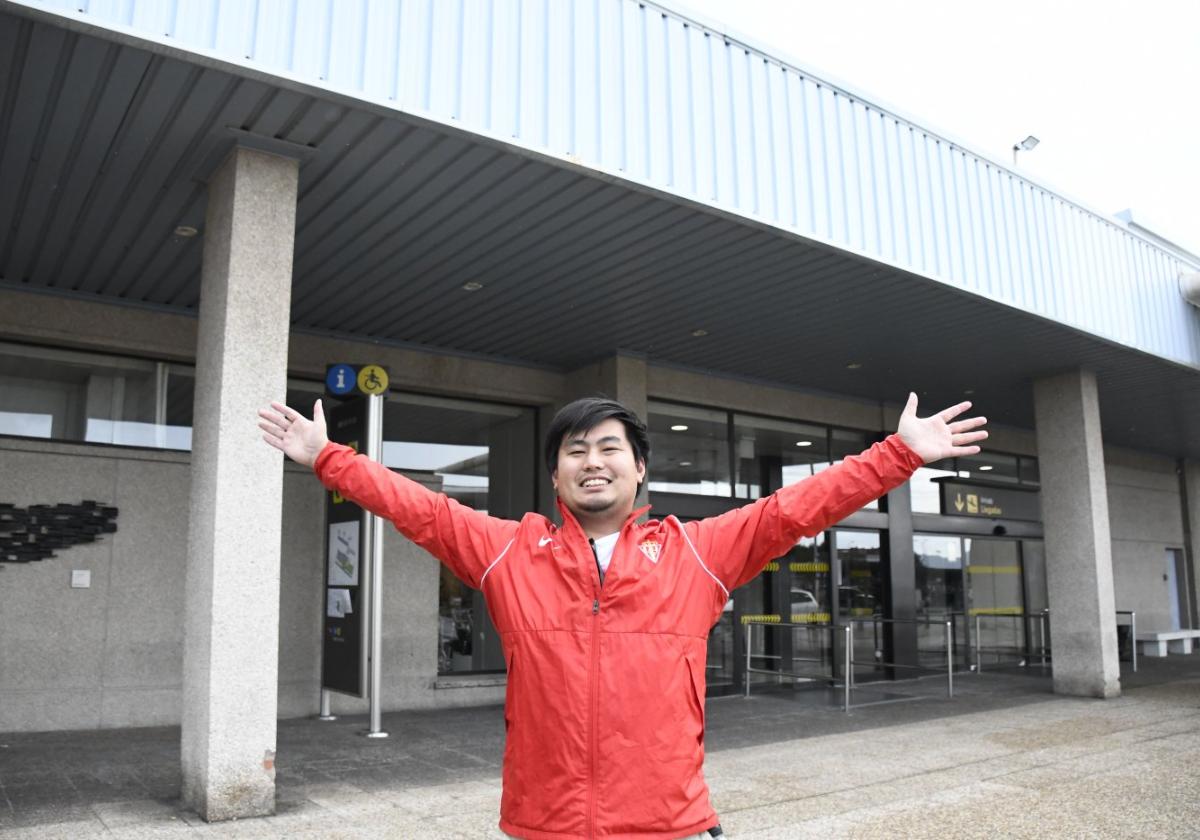 Keita Shimada, pletórico, en el Aeropuerto de Asturias, donde llegó ayer para vivir el derbi asturiano en El Molinón.