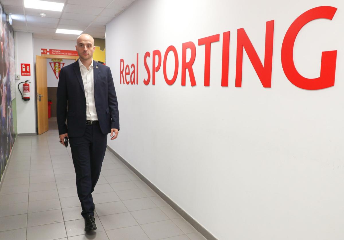 David Guerra, presidente ejecutivo del Sporting, caminando por los pasillos de El Molinón.