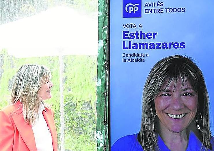 Esther Llamazares mira uno de los carteles del PP. d. b.