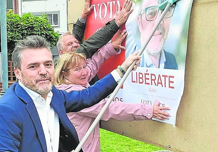 Luis Fanjul pega un cartel de Ciudadanos con su imagen. lva