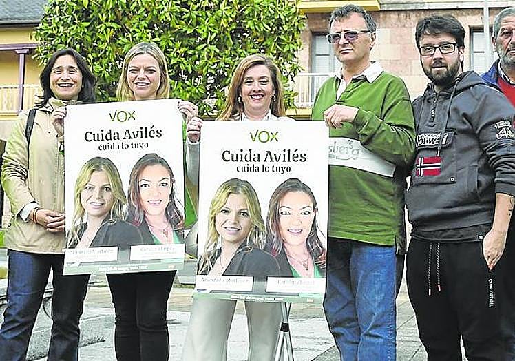 Los militantes de Vox arrancaron en Llaranes. d. baizán