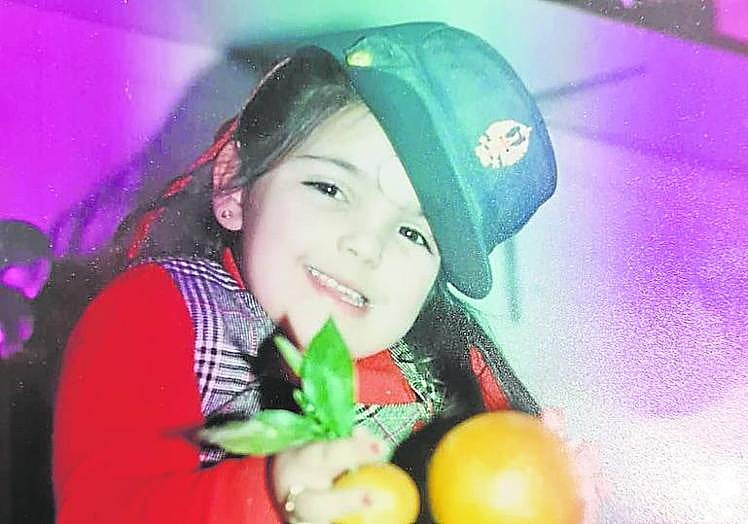 INFANCIA. Carolina García, de pequeña, con la gorra de Guardia Civil de su tío.