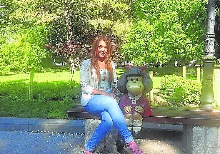 JUVENTUD. En Oviedo, con Mafalda, ciudad a la que vino a vivir tras cerrar el negocio familiar en Tineo.