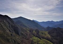 Vistas hacia el pico La Senda y Peña Ten desde el cordal en que se asienta el Cantu les Texerines