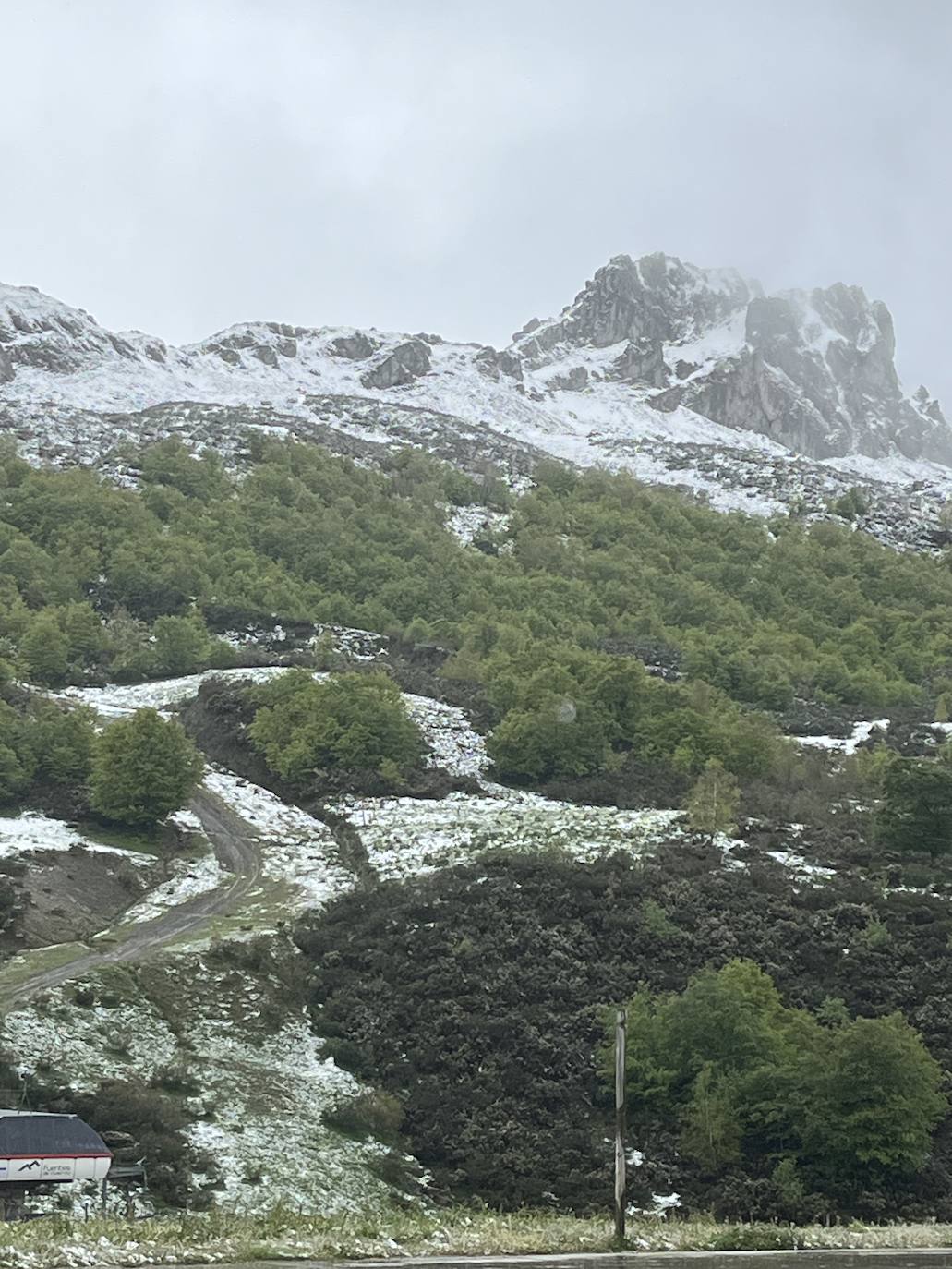 La nieve reaparece en pleno mayo en Asturias