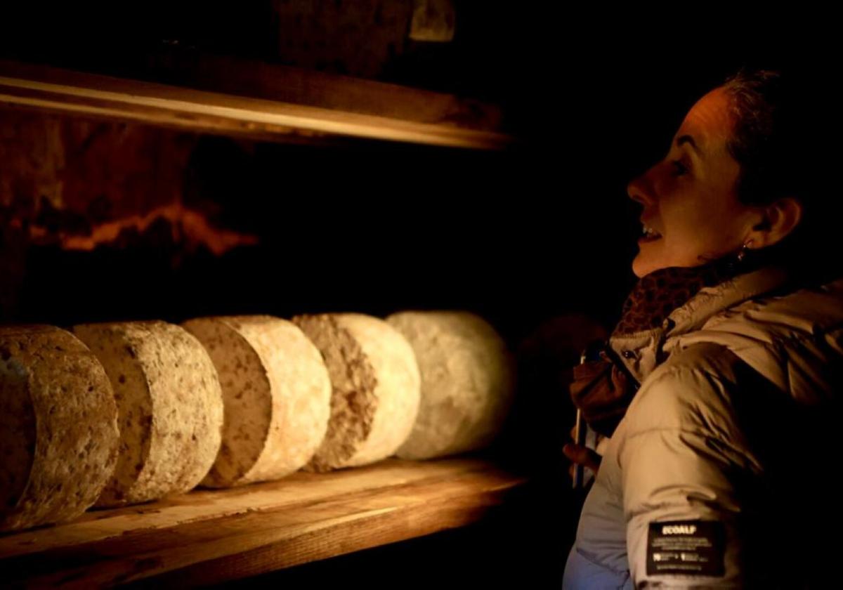 La gerente de la quesería La Huertona, María Virgós, observa una piezas de Gamonéu en una cueva.