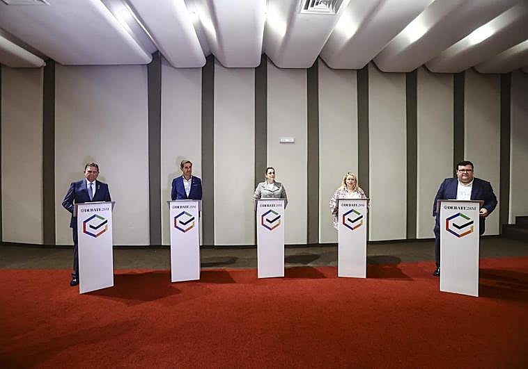 Alfredo Canteli, Carlos Fernández Llaneza, Sonsoles Peralta, Belén Suárez Prieto y Luis Pacho, principales candidatos a la Alcaldía de Oviedo, durante el debate electoral de EL COMERCIO, en el salón Severo Ochoa del hotel de La Reconquista.