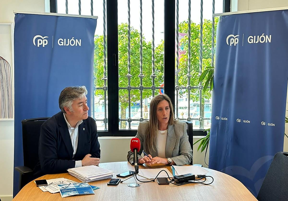 Pablo González y Ángela Pumariegadurante la rueda de prensa.