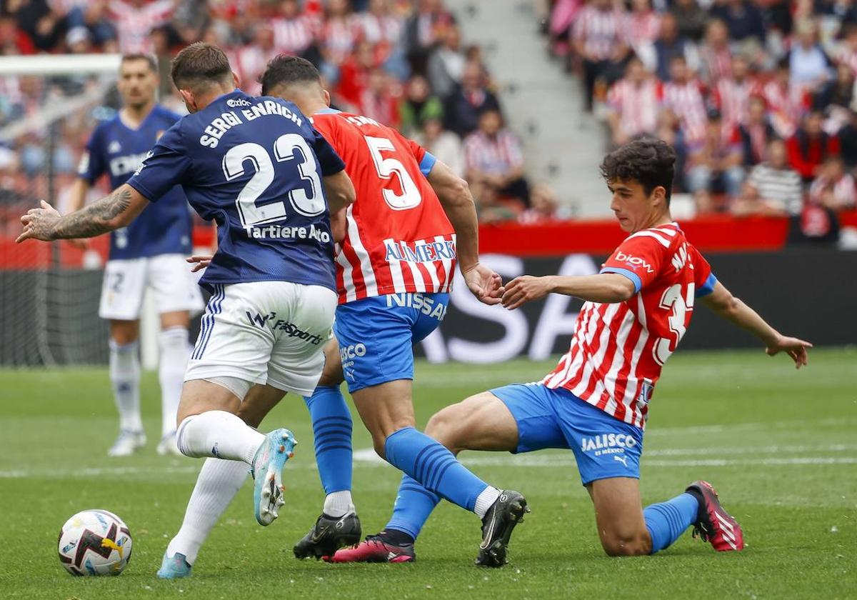 Nacho Martín, en una acción ante el Oviedo.