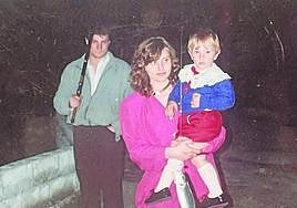 Adrián Pumares posa con el casco de su abuelo minero, José Manuel. arnaldo garcía