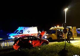 Efectivos de Bomberos y personal sanitario en el lugar del siniestro.