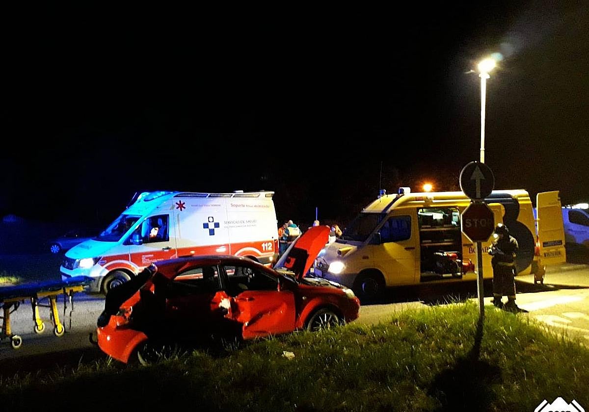 Efectivos de Bomberos y personal sanitario en el lugar del siniestro.