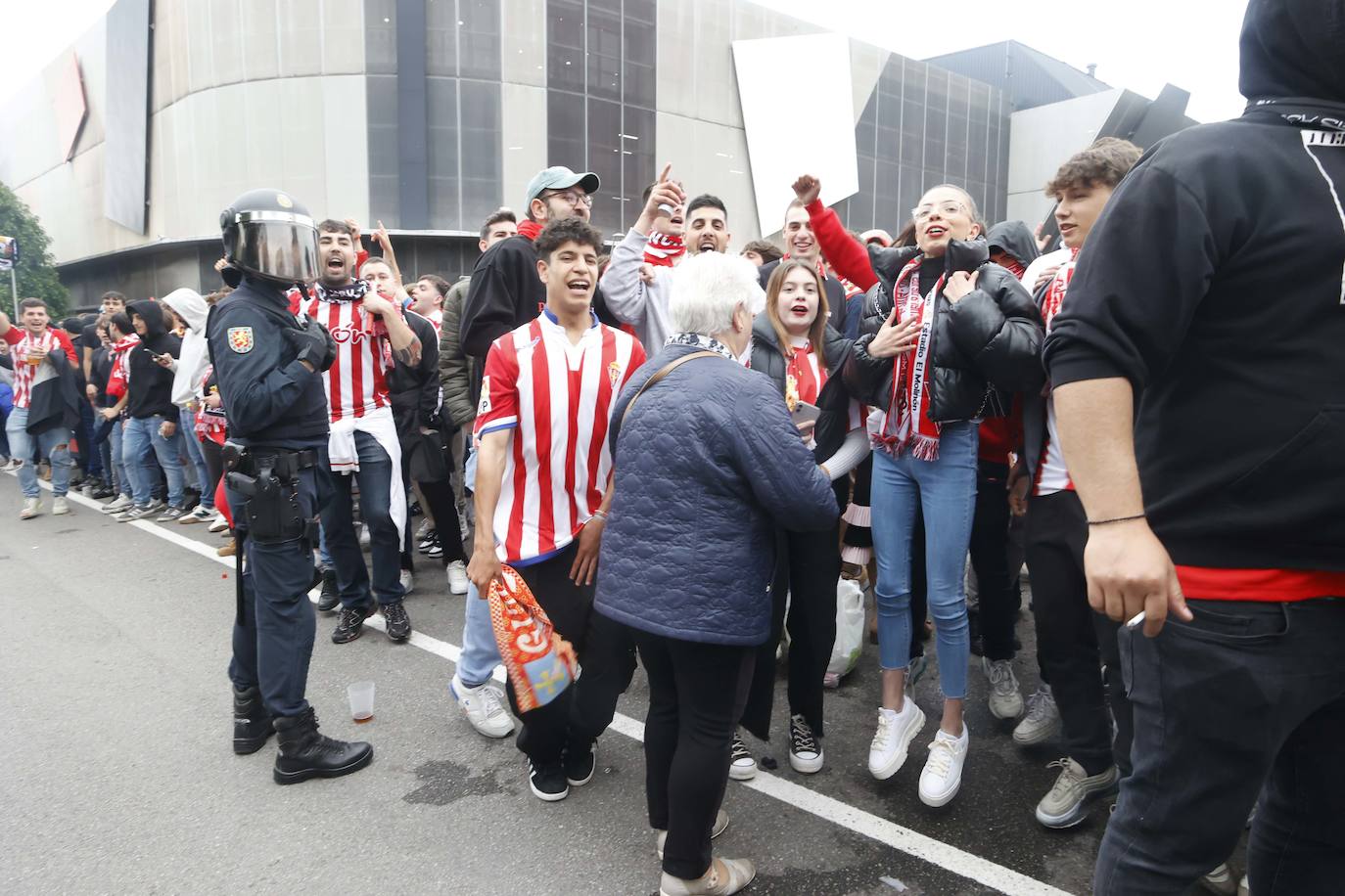 Marea rojiblanca para alentar al Sporting