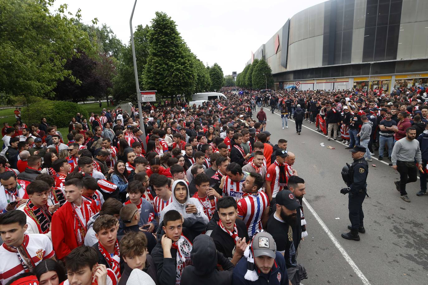 Marea rojiblanca para alentar al Sporting