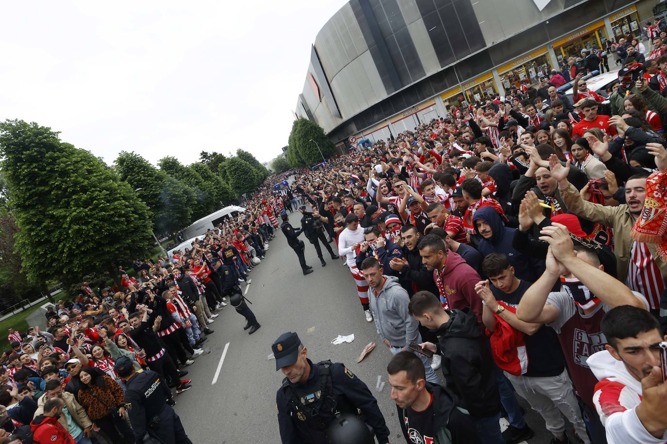 Marea rojiblanca para alentar al Sporting