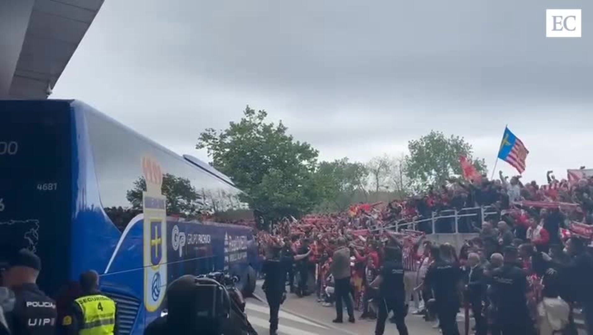 Pitidos en El Molinón para recibir a los jugadores del Oviedo