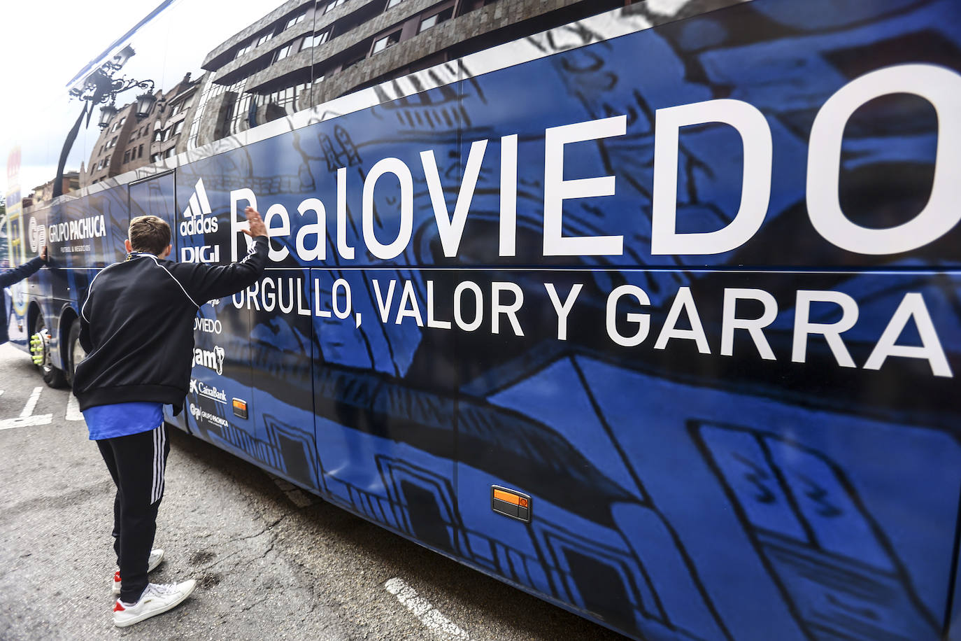 Así despidió la afición del Real Oviedo a los jugadores