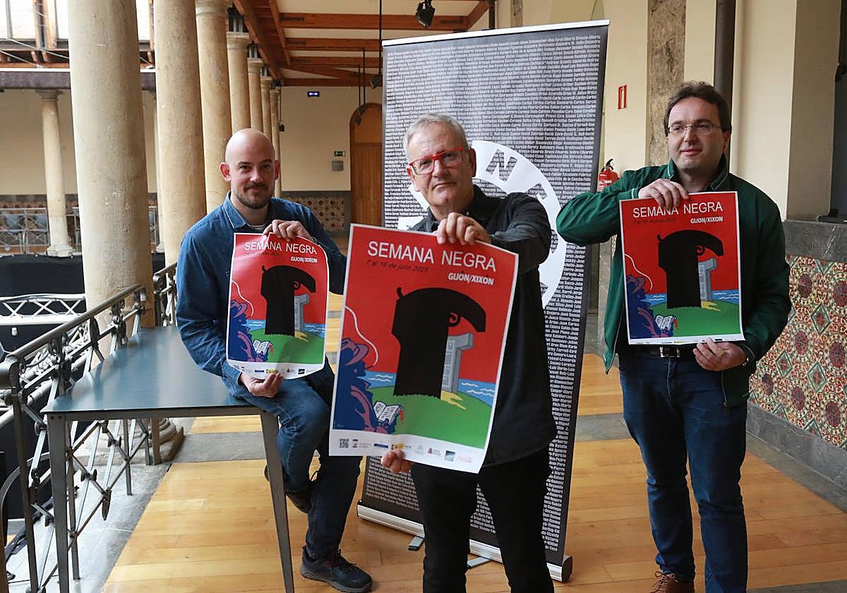 Miguel Barrero (director de la Fundación Municipal de Cultura), Ángel de la Calle y el concejal Manuel Vallina, este sábado en el Antiguo Instituto, con el cartel de la próxima edición de la Semana Negra.