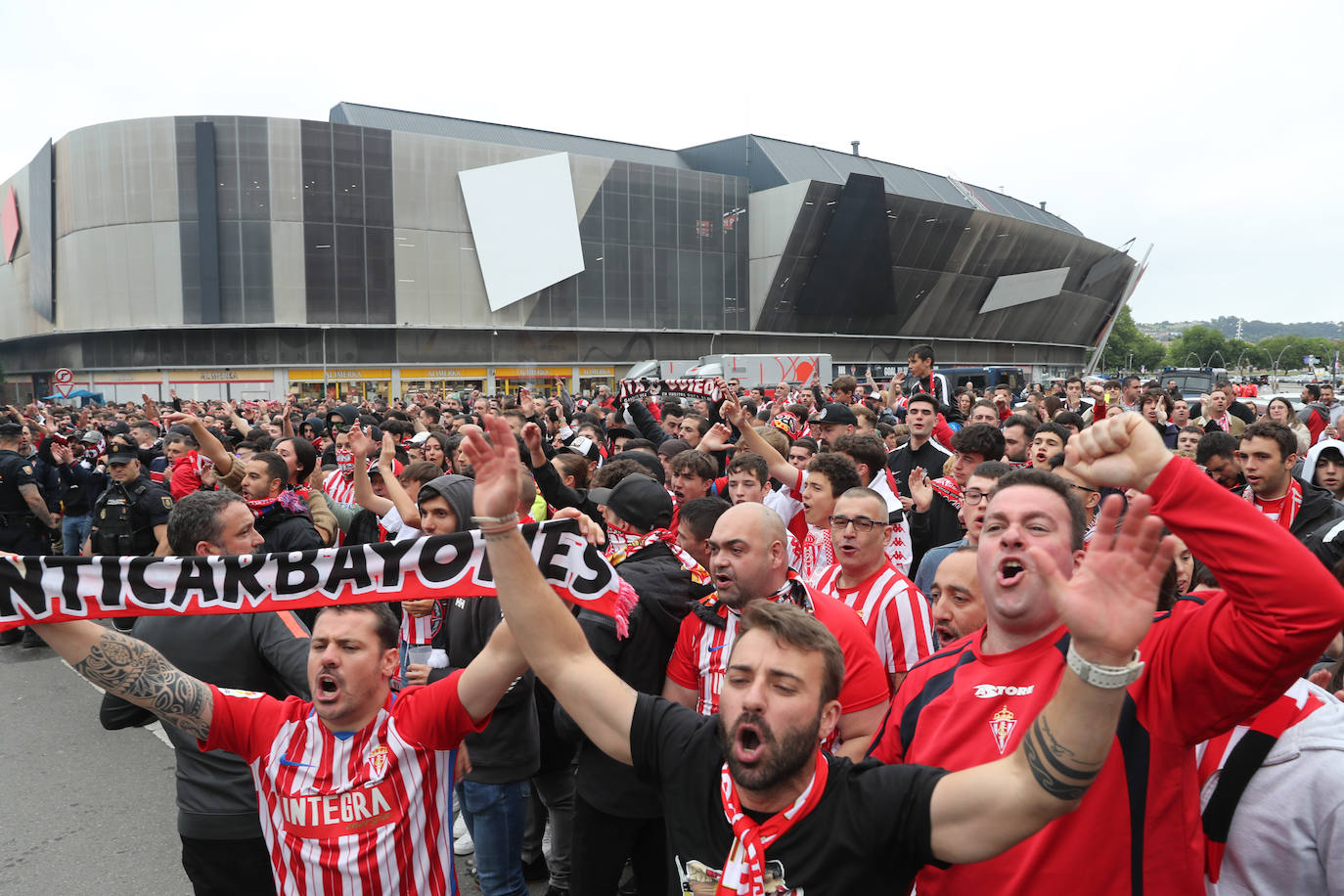 Marea rojiblanca para alentar al Sporting