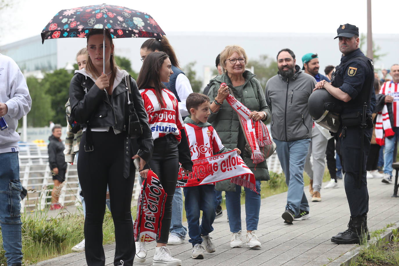 Marea rojiblanca para alentar al Sporting