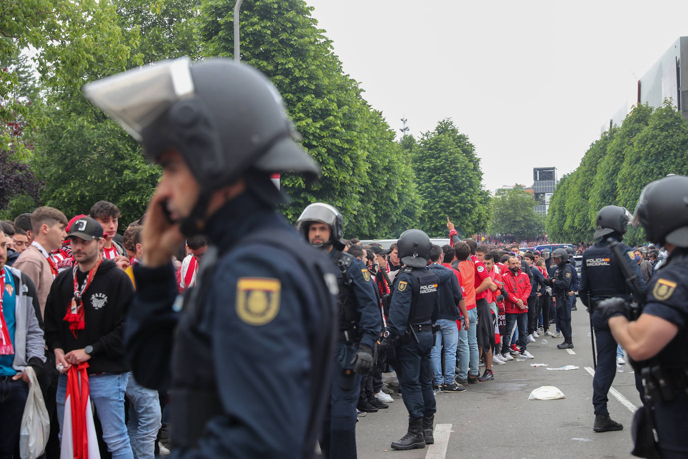 Marea rojiblanca para alentar al Sporting