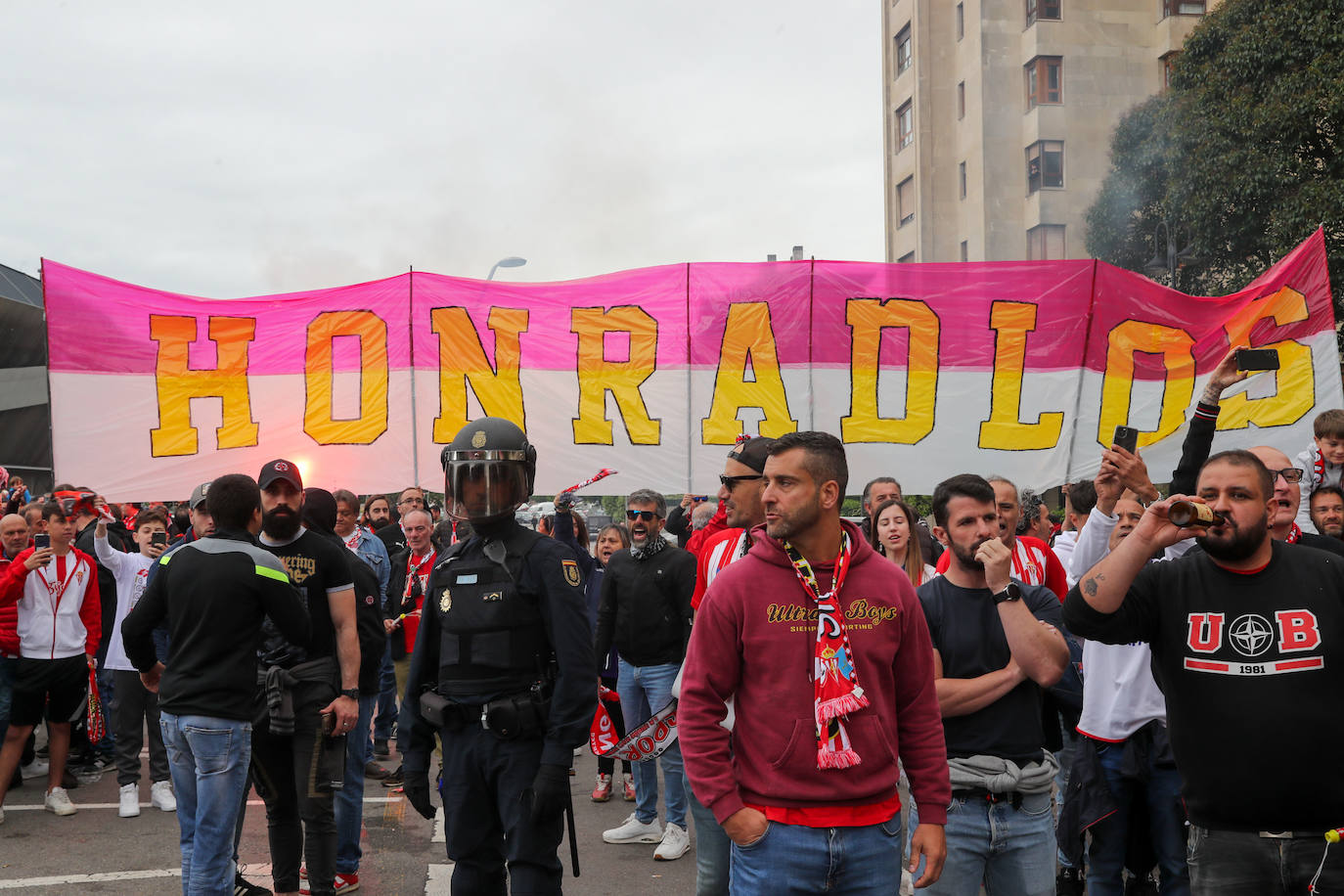 Marea rojiblanca para alentar al Sporting