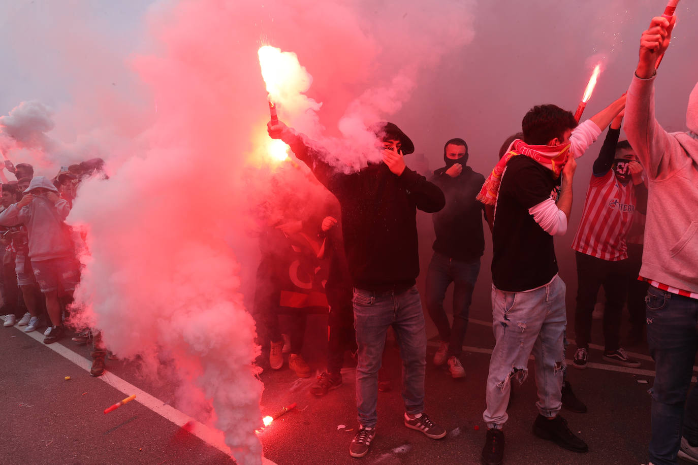 Marea rojiblanca para alentar al Sporting