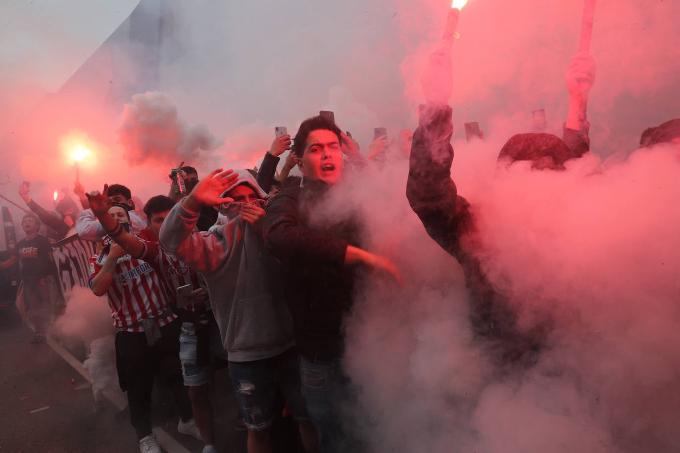 Marea rojiblanca para alentar al Sporting