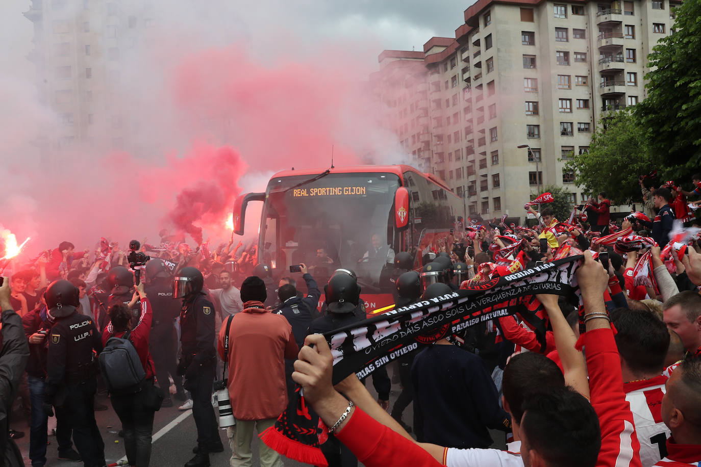 Marea rojiblanca para alentar al Sporting