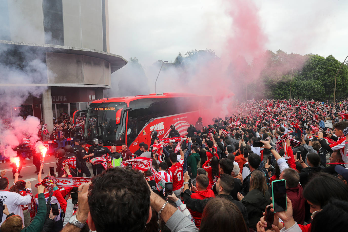 Marea rojiblanca para alentar al Sporting