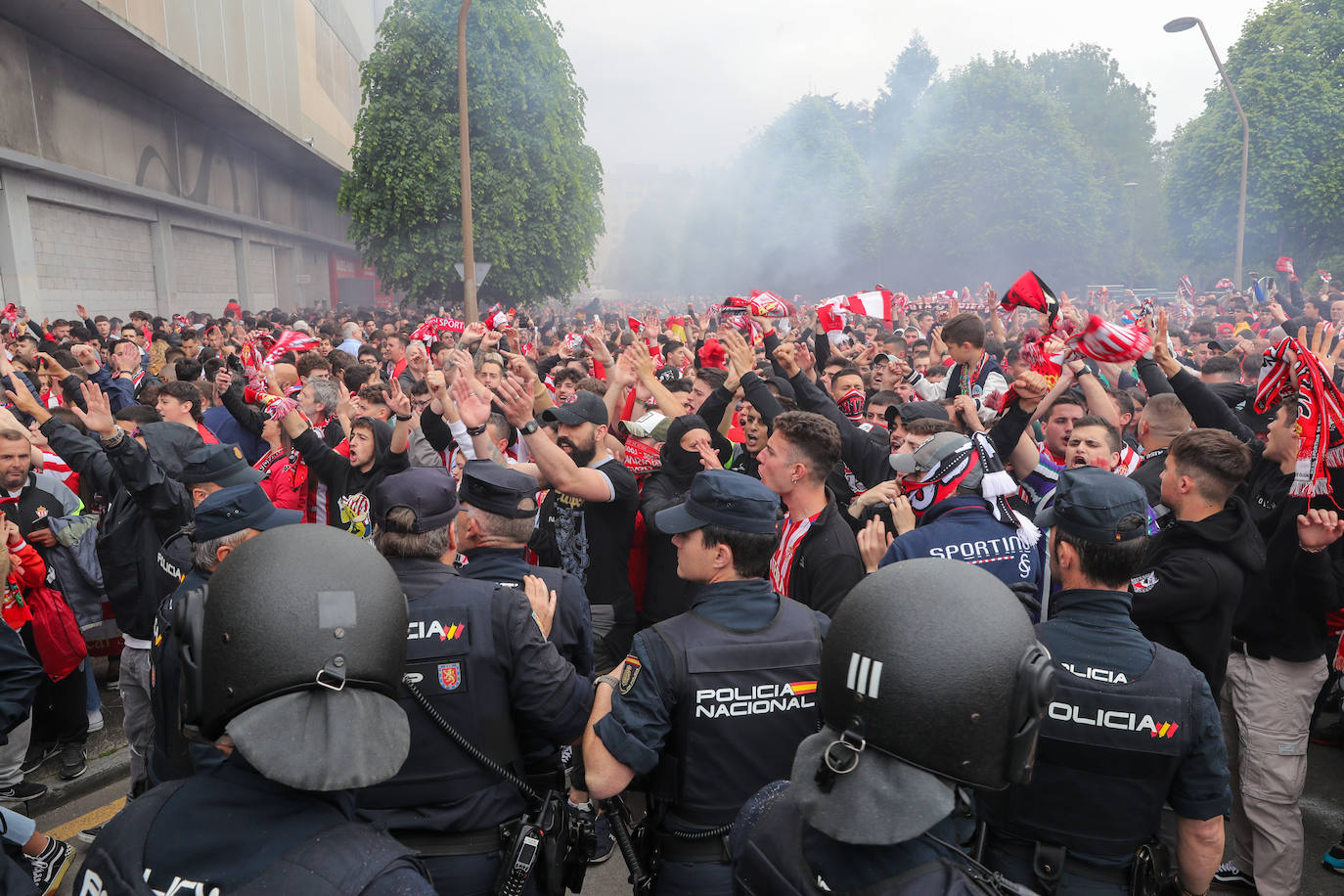 Marea rojiblanca para alentar al Sporting