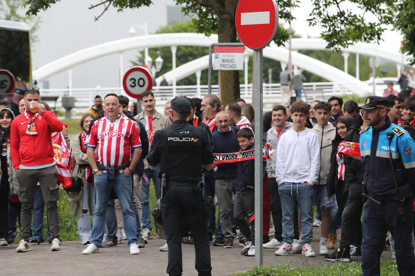 Marea rojiblanca para alentar al Sporting