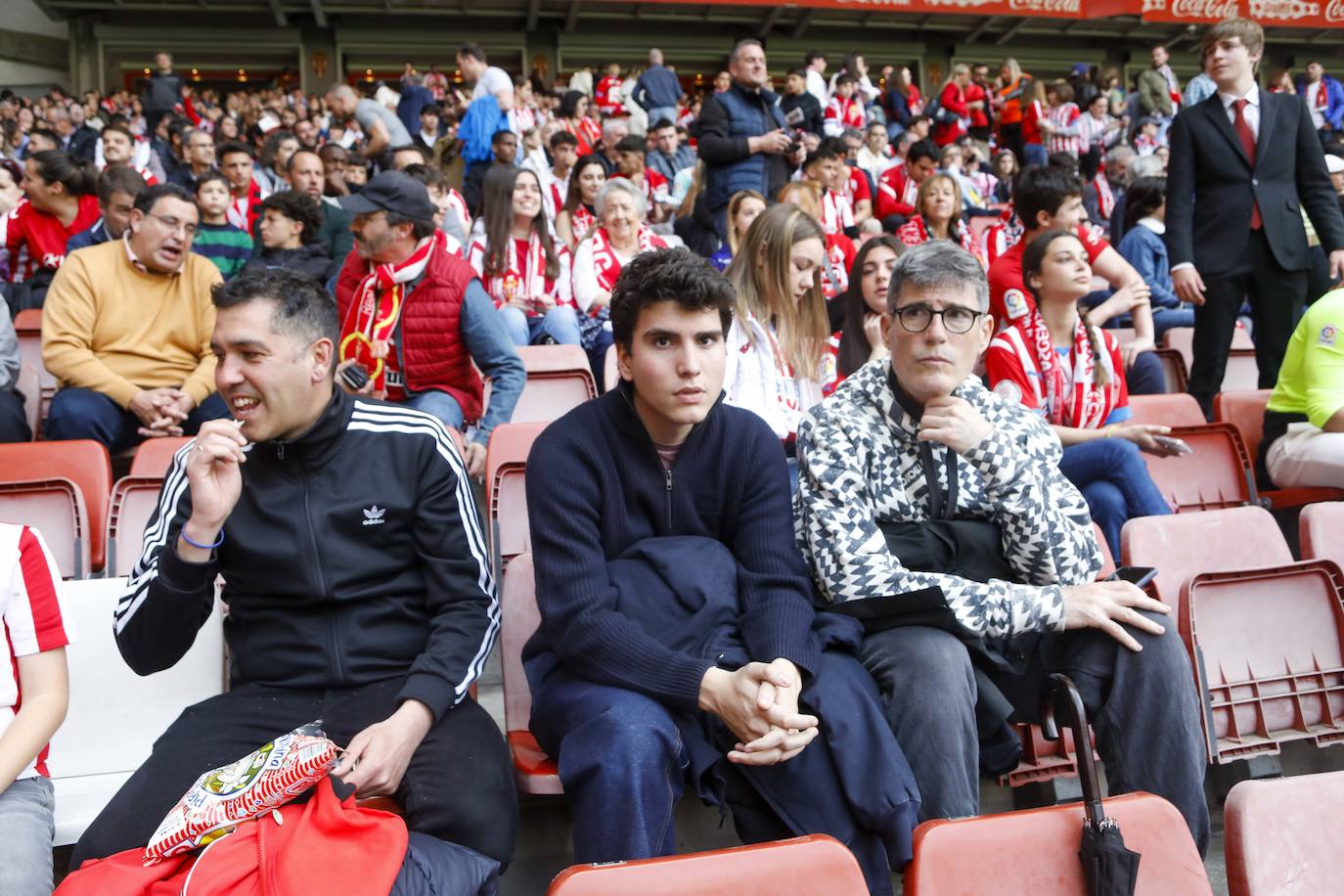 ¿Estuviste en el Sporting - Oviedo? ¡Búscate en las fotos!