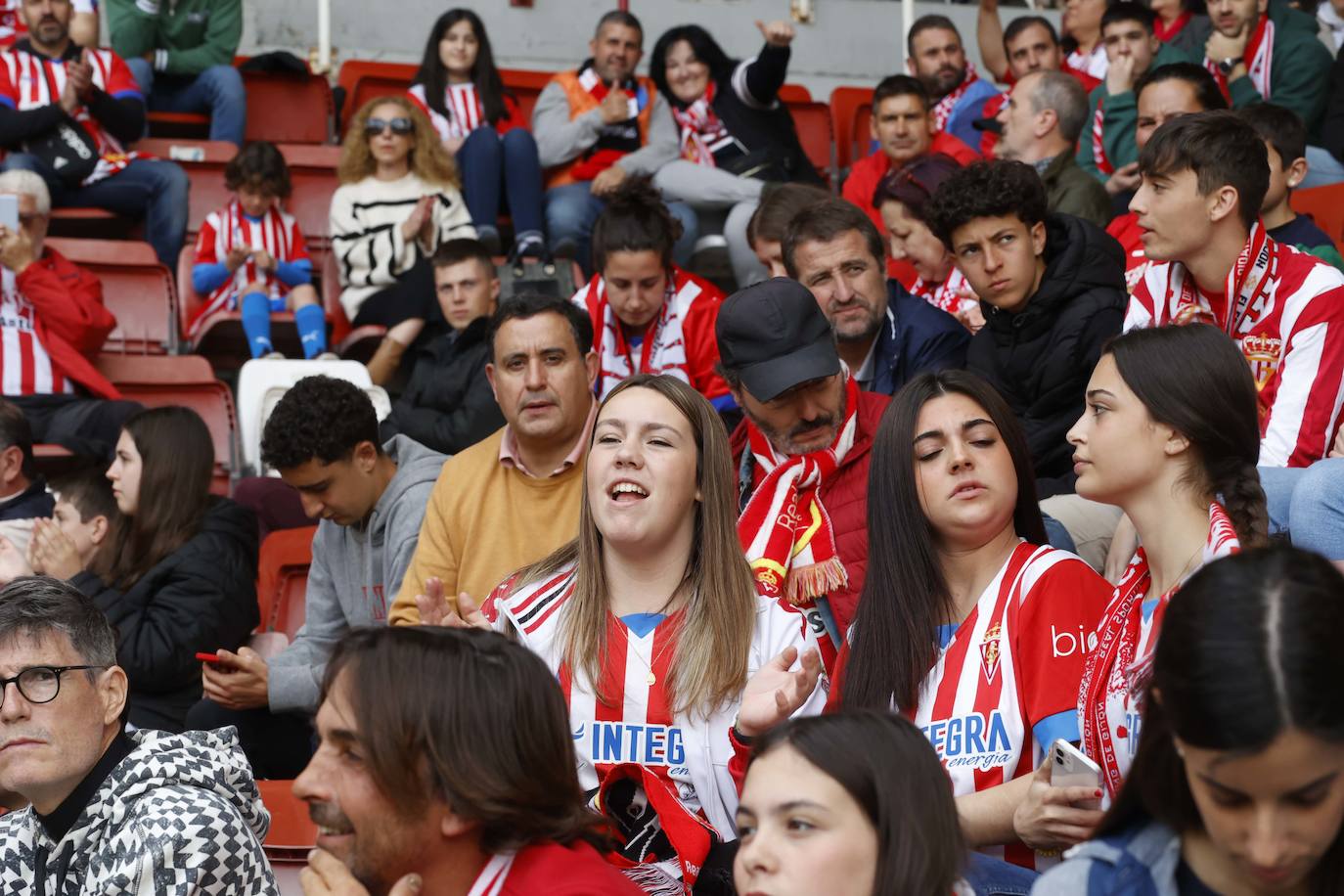 ¿Estuviste en el Sporting - Oviedo? ¡Búscate en las fotos!