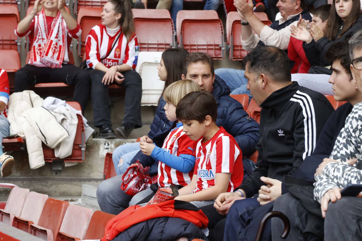 ¿Estuviste en el Sporting - Oviedo? ¡Búscate en las fotos!