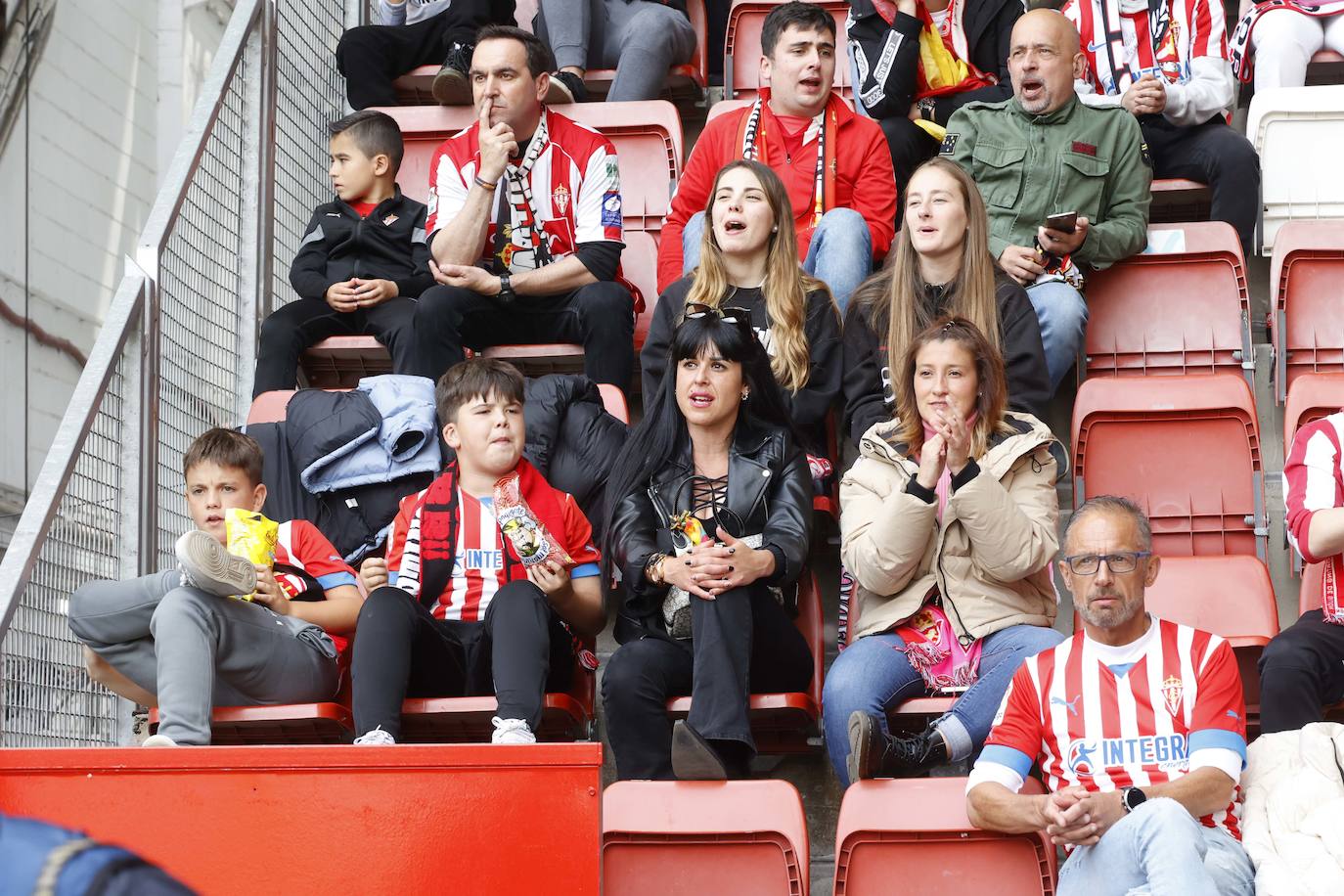 ¿Estuviste en el Sporting - Oviedo? ¡Búscate en las fotos!