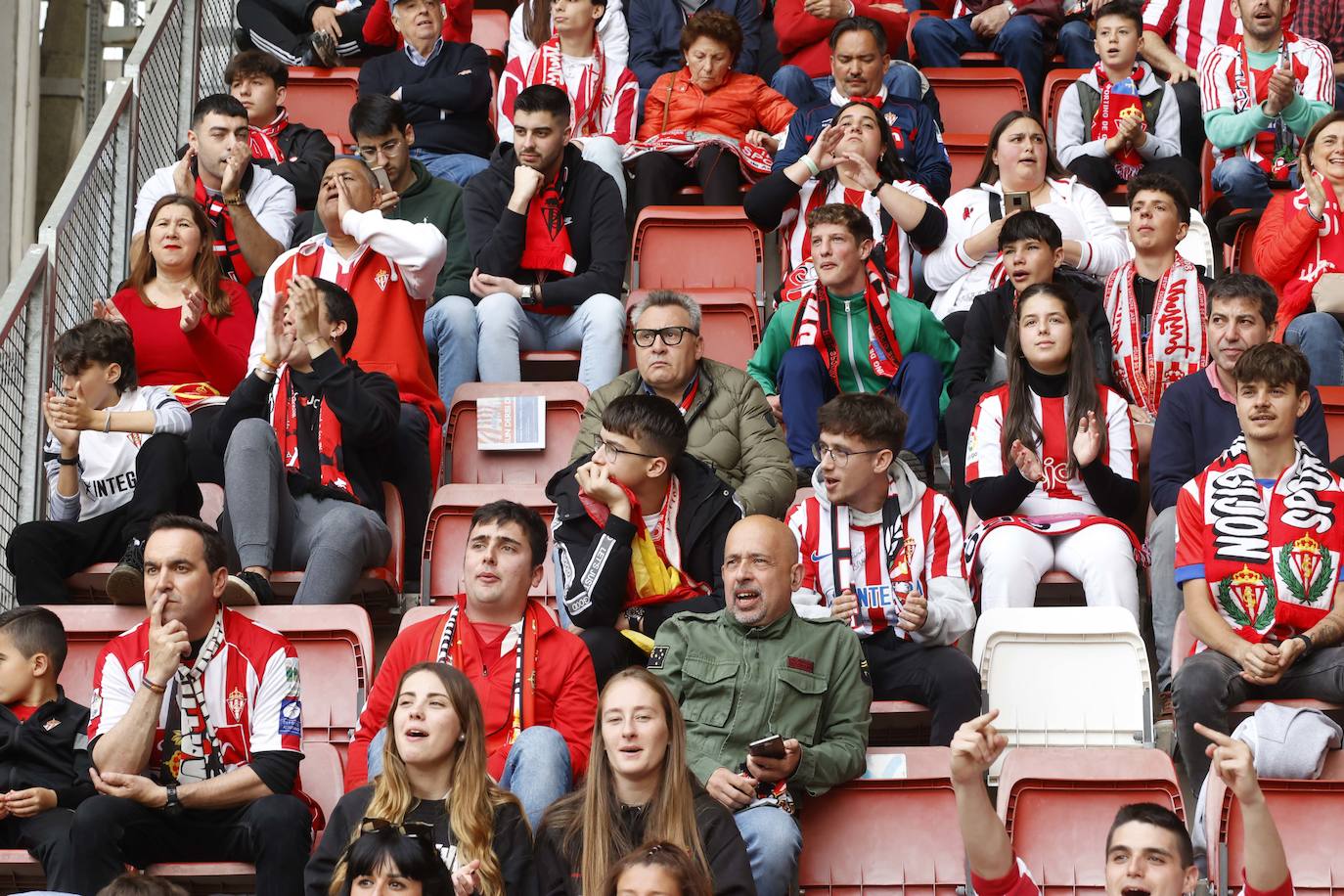 ¿Estuviste en el Sporting - Oviedo? ¡Búscate en las fotos!