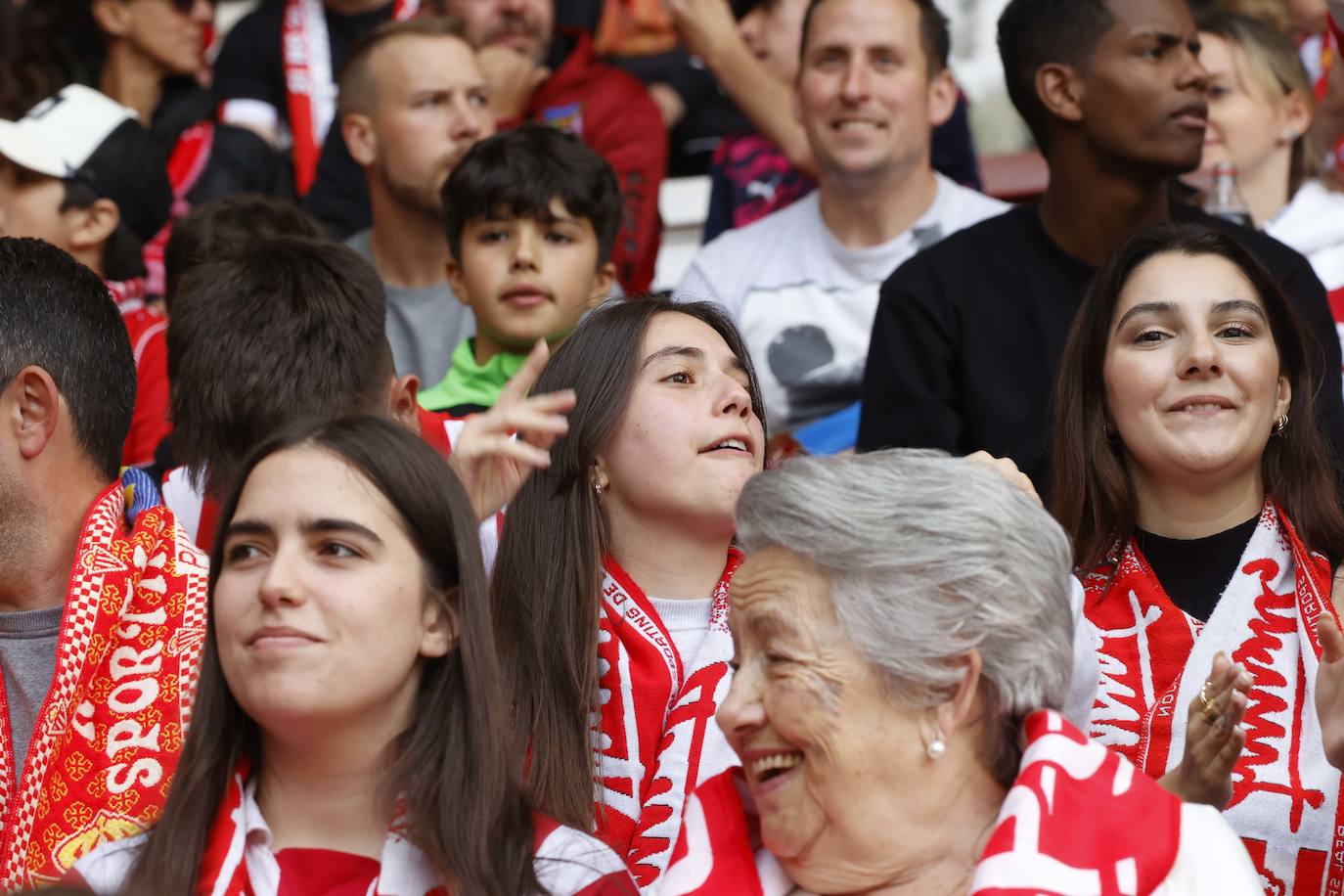 ¿Estuviste en el Sporting - Oviedo? ¡Búscate en las fotos!