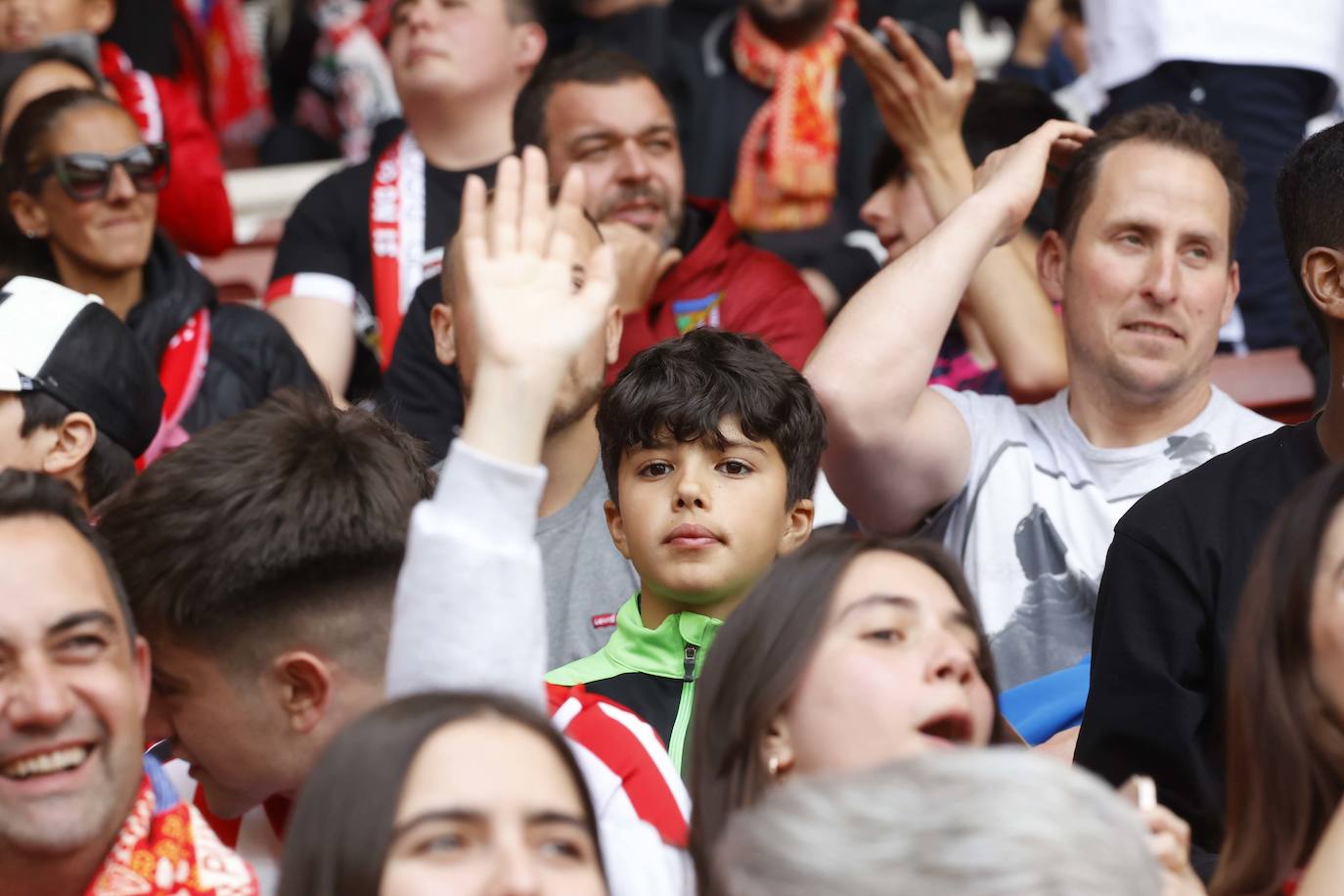 ¿Estuviste en el Sporting - Oviedo? ¡Búscate en las fotos!