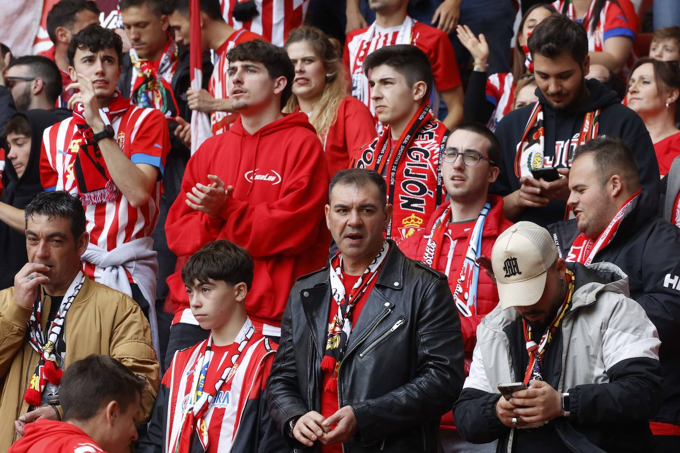 ¿Estuviste en el Sporting - Oviedo? ¡Búscate en las fotos!